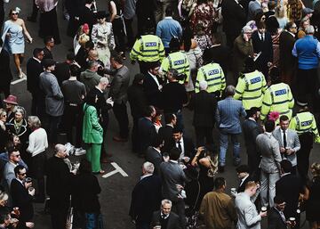 Policias británicos salvaguardando el bienestar del público asistente durante el Aintree Grand National.