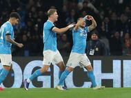 Stanislav Lobotka celebra un gol con Giovanni Di Lorenzo y Rasmus Hojlund.