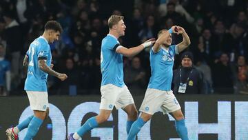 Stanislav Lobotka celebra un gol.