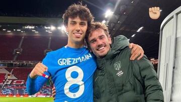 Jo&atilde;o, con el &#039;8&#039; de Griezmann y el propio Griezmann, que lleva su &#039;7&#039; en la mano en Old Trafford. Pareja de talento del Atleti. 