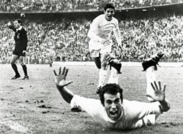 En 1969 el Real Madrid ganó la Liga con Amancio Amaro, el Brujo, como máximo goleador del equipo. En la imágen, celebrando un gol contra el Atlético de Madrid en el estadio Vicente Calderón. José Luis Peinado corría a celebrar el tanto con su compañero.