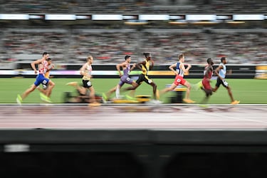 Los atletas compiten en la semifinal masculina de 800 metros durante el Campeonato Mundial de Atletismo en Tokio. 