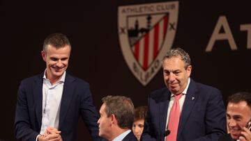 GRAFCAV5864. BILBAO, 30/10/2025.-El presidente del Athletic de BIlbao, Jon Uriarte, (i) saluda al director financiero Guillermo Ruiz-Longarti este jueves en la Asamblea General Ordinaria del Athletic Club, la cita anual de la Junta Directiva con los socios compromisarios, los que representan a la masa social rojiblanca. EFE/Luis Tejido