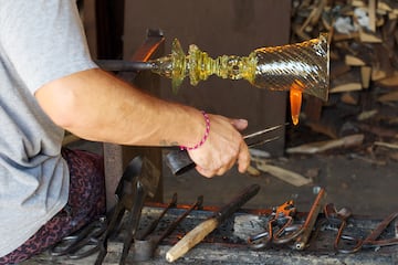 Este reconocimiento es compartido con Chequia, Finlandia, Francia, Alemania y Hungra. Desde hace tres siglos se practica por ejemplo, en la Real Fbrica de Cristales de La Granja (Segovia) e implica fundir pasta de vidrio a ms de mil grados usando una ca?a hueca para soplarel interior y darle una forma al objeto de manera artesanal.