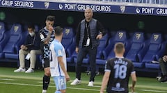 Sergio Pellicer, dando instrucciones durante el M&aacute;laga - Almer&iacute;a.