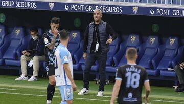 Sergio Pellicer, dando instrucciones durante el Málaga - Almería.