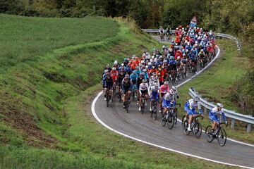 Panorámica del pelotón durante la etapa de hoy.