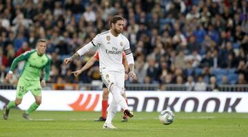 3-0. Sergio Ramos marcó el tercer gol tras lanzar por segunda vez el penalti que revisó el VAR.