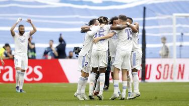 Los jugadores del Real Madrid celebran el título de Liga.