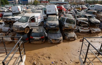 Montañas de coches y barro llenan el campo de fútbol. 