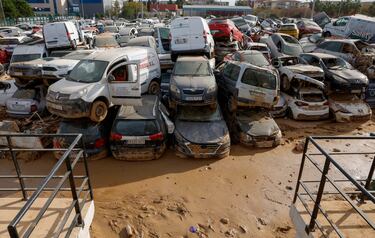 Montañas de coches y barro llenan el campo de fútbol. 