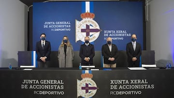 El presidente del Depor Antonio Coucerio, en el centro de la imagen, rodeado de los cuatro consejeros del club.