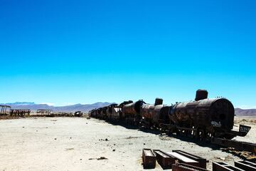 Uyuni es conocida sobre todo por sus salinas y lagunas rojas, pero Bolivia cuenta con otra inusual atraccin turstica: un "cementerio" de trenes antiguos abandonados. A principios del siglo XIX, se planific la ampliacin de la red de transporte de Uyuni y la construccin de ms vas de tren a travs de la ciudad, pero el proyecto se abandon por dificultades tcnicas y tensiones con los indgenas locales.

Los trenes siguieron utilizndose para transportar minerales a las ciudades portuarias del Pacfico, pero los minerales se agotaron en la dcada de 1940, los mineros abandonaron la ciudad y el equipo qued abandonado en el desierto. El tiempo y los vientos salinos han corrodo los trenes desde entonces, dando lugar al Gran Cementerio de Trenes que se ve hoy en da.