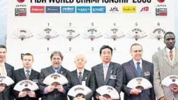 <b>HIROSHIMA, MON AMOUR. </b>J. L. Sáez, presidente de la FEB, tercero por la derecha, muestra su satisfacción tras el sorteo del Mundial, ayer.