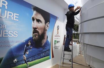 Los operarios rematan las obras para que todo esté perfecto el jueves 14 de junio en el estadio inaugural Luzhnikí. 



