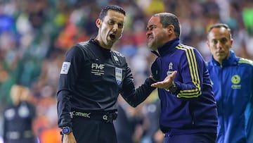 Referee Cesar Arturo Ramos speaks with Andre Soares Jardine head coach of America during the 16th round match between Leon and America as part of the Liga BBVA MX Varonil, Torneo Clausura 2026 at Nou Camp Stadium, on April 21, 2026 in Leon, Guanajuato, Mexico.
