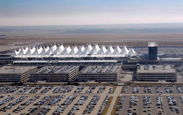 A menudo llamado DIA cuenta con 123.27 kil¨®metros cuadrados, es el aeropuerto m¨¢s grande de los Estados Unidos por superficie total. La pista 16R/34L es la pista m¨¢s larga de uso p¨²blico en los Estados Unidos.