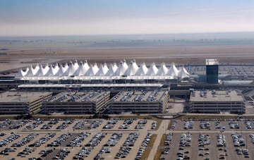 A menudo llamado DIA cuenta con 123.27 kilómetros cuadrados, es el aeropuerto más grande de los Estados Unidos por superficie total. La pista 16R/34L es la pista más larga de uso público en los Estados Unidos.