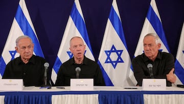 FILE PHOTO: Israeli Prime Minister Benjamin Netanyahu, with Defense Minister Yoav Gallant and Cabinet minister Benny Gantz, holds a press conference in the Kirya military base in Tel Aviv, Israel, 28 October  2023.    ABIR SULTAN POOL/Pool via REUTERS/File Photo