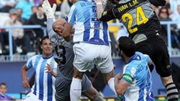 <b>POR LOS AIRES. </b>Caballero y Demichelis se oponen a Iván Alonso ante la mirada de Jesús Gámez.