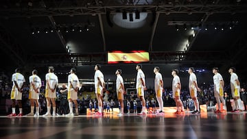 La Selección escucha el himno antes del partido ante Chipre en el Eurobasket.