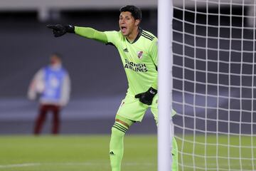 Debido a las bajas del COVID-19 el jugador argentino tuvo que enfundarse los guantes de la portería de River durante todo el encuentro frente al Santa Fe. El River consiguió llevarse la victoria.