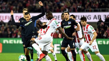 El Colonia, de rojo y blanco, perdió ante el Hertha Berlín (0-2).