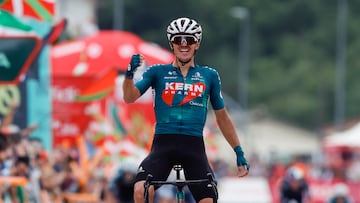 PARQUE NATURAL DE IZKI (ÁLAVA), 05/09/2024.- El ciclista español del Kern Pharma Urko Berrade celebra su victoria durante la decimoctava etapa de la Vuelta a España, de 179,5 kilómetros con salida en Vitoria y llegada en el Parque Natural de Izki, este jueves. EFE/Javier Lizón