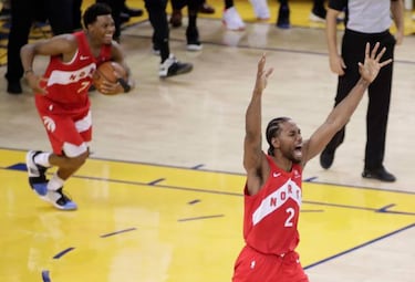 Kahwi Leonard, el rey silencioso, honra a su padre con baloncesto