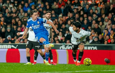 El defensa madridista dio una lección de pundonor. Hizo un gol tras irse por potencia e insistencia de cuatro rivales. Ssu disparo final es de killer. Atrás hizo un partido muy completo.
