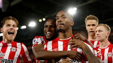 Los jugadores del Brentford celebran un gol con Ivan Toney.
