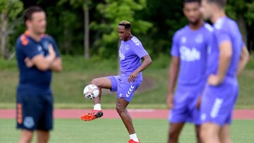 Yerry Mina durante un entrenamiento con Everton.