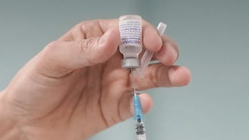 FILE PHOTO: A nurse prepares a dose of the Soberana 02 vaccine during its clinical trials at a hospital amid concerns about the spread of the coronavirus disease (COVID-19) in Havana, Cuba, June 29, 2021. REUTERS/Alexandre Meneghini/File Photo