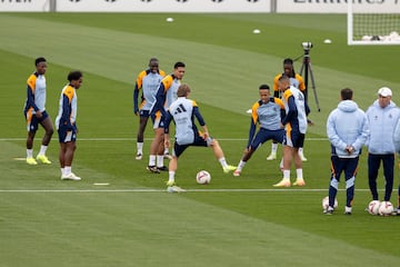 Modric con el balón ante sus compañeros.
 