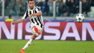 Soccer Football - Champions League - Juventus vs Sporting CP - Juventus Stadium, Turin, Italy - October 18, 2017 Juventus’ Miralem Pjanic scores their first goal REUTERS/Massimo Pinca