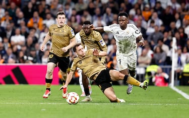 Cuando la segunda parte de la prórroga llevaba pocos minutos de juego el centrocampista de la Real Sociedad nacido en San Sebastián, Jon Ander Olasagasti, realizó una entrada sobre el brasileño muy polémica. Alberola Rojas no lo consideró motivo de expulsión.