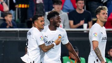 VALENCIA, SPAIN - MARCH 11: Justin Kluivert of Valencia CF celebrates after scoring the team's first goal with teammates during the LaLiga Santander match between Valencia CF and CA Osasuna at Estadio Mestalla on March 11, 2023 in Valencia, Spain. (Photo by Aitor Alcalde/Getty Images)