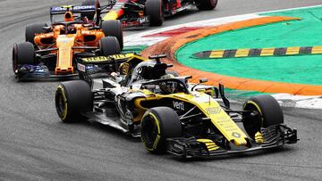 Nico Hulkenberg con el Renault delante de Vandoorne con el McLaren.