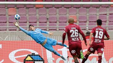 Futbol, Deportes La Serena vs Universidad Catolica. 
Vigesimo cuarta fecha, campeonato nacional 2022. 
El jugador de Universidad Catolica Matias Dituro, izquierda, controla el balon durante el partido de primera division contra Deportes La Serena realizado en el estadio La Portada de La Serena, Chile. 
10/09/2022 
Raul Zamora/Photosport 
Football, Deportes La Serena vs Universidad Catolica. 
24th date, 2022 national championship. 
Universidad Catolica’s player Matias Dituro, left, controls the ball during the first division match against Deportes La Serena at La Portada stadium in La Serena, Chile. 
10/09/2022 
Raul Zamora/Photosport