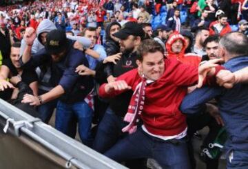 Incidentes entre los hinchas de Liverpool y Sevilla en Basilea