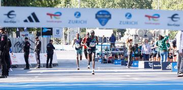 Geofrey Kusuro esprinta los últimos metros para proclamarse vencedor de la maratón de Madrid.