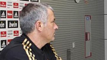 <b>BIEN RODEADO. </b>Ribot (jefe de prensa), Paulo Silva, Rui Faria, Paramés y Karanka escucharon a Mou.