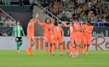 Los jugadores del Barcelona celebran el 1-1 de Ferran Torres. 