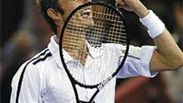 <b>IMBATIBLE.</B> Juan Carlos Ferrero se mostró intratable en la final ante Nicolás Massú.