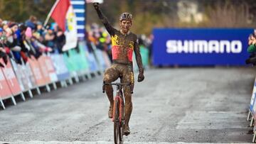 Van Aert celebra su triunfo en la Copa del Mundo en Dublín.