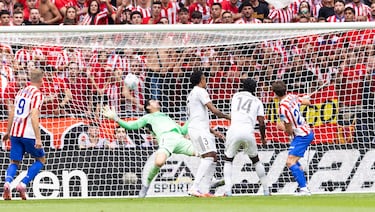 Le Normand marca de cabeza el 1-0 para el Atlético de Madrid. 