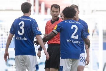 Weston McKennie, jugador del FC Schalke 04, salió al terreno de juego con un brazalete negro en su brazo derecho donde se podía leer Justice for George Floyd. 
