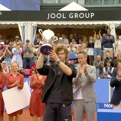 Rublev somete a Ruud y gana su segundo título del año