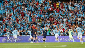 VIGO (PONTEVEDRA), 16/08/2024.- El delantero del Celta de Vigo Iago Aspas (i) celebra su gol, segundo del equipo gallego ante el Alavés, en el partido de LaLiga disputado este viernes en el estadio Balaídos, en Vigo. EFE / Salvador Sas
