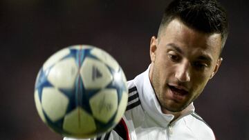 Samaris, opción para el pivote en la venta de Aarón al Benfica